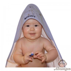 Inspiration Baby Shower gave. Er babyens navn kendt, kan gaven blive personliggjort med navn. Her er det et badelagen fra Wilbert med navn til 225 kr. Ses mulighederne for en gave med navn - her.