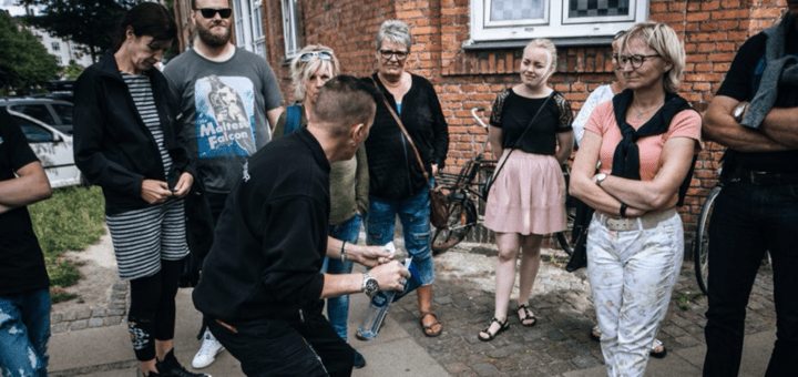 følg en hjemløs i københavn, følg en hjemløs i kbh, gadens stemmer, oplevelser i københavn, unik oplevelse i københavn, vandring i københavns gader, støt gadens stemmer, gave til hende, gave til ham, gave til par, velgørenhed i gave, alletiders gave, gaveinspiration, julegave