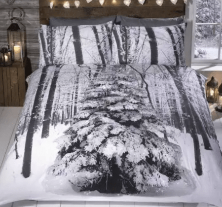 julesengetøj med juletræ i sne vintersengetøj