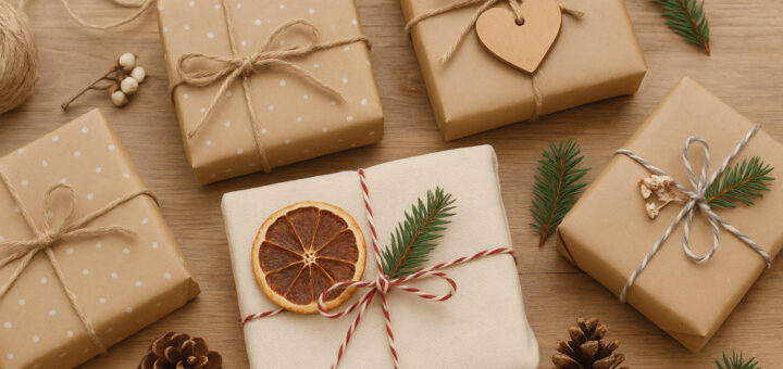 bæredygtig indpakning, miljøvenlig indpakning, grøn juleindpakning, bæredygtig gaveindpakning, zero waste indpakning, gaveindpakning uden plastik, genbrugspapir indpakning, stofposer til gaver, furoshiki indpakning, kreative gaveindpakningsideer, bæredygtige gaveposer, økologisk gavepapir, genanvendelig gaveindpakning, miljøvenlig julegaveindpakning, gaveindpakning med stof, gaveindpakning med avispapir, naturlig gaveindpakning, gaveindpakning med genbrug, plastfri gaveindpakning, gaveindpakning med bånd af stof, gør det selv indpakning, DIY bæredygtig indpakning, juleindpakning uden affald, bæredygtig juletradition, miljøvenlige gaver, gaveindpakning med naturmaterialer, indpakning med jute, gaveindpakning til børn bæredygtig, inspiration bæredygtig gaveindpakning, bæredygtig adventsgave indpakning, klimavenlig gaveindpakning, moderne bæredygtig gaveindpakning, indpakning med tørrede blomster, smuk bæredygtig indpakning, julegaver miljøvenlig indpakning, genbrugsmaterialer gaveindpakning, indpakning med stofrester, papirfri gaveindpakning, gaveindpakning til hele familien bæredygtig.